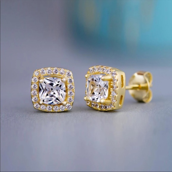 NEW**18K Yellow Gold Square Diamond Stud Earrings - Picture 2 of 2